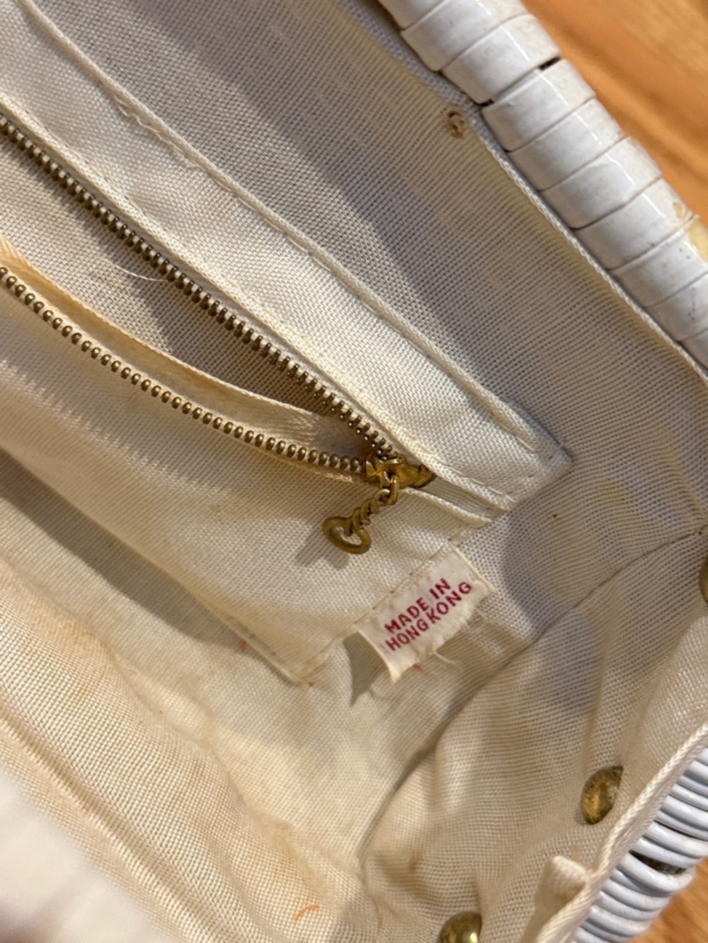 Vintage White Wicker Shell Purse with Wooden Handle - 1960s - Picture 10 of 12
